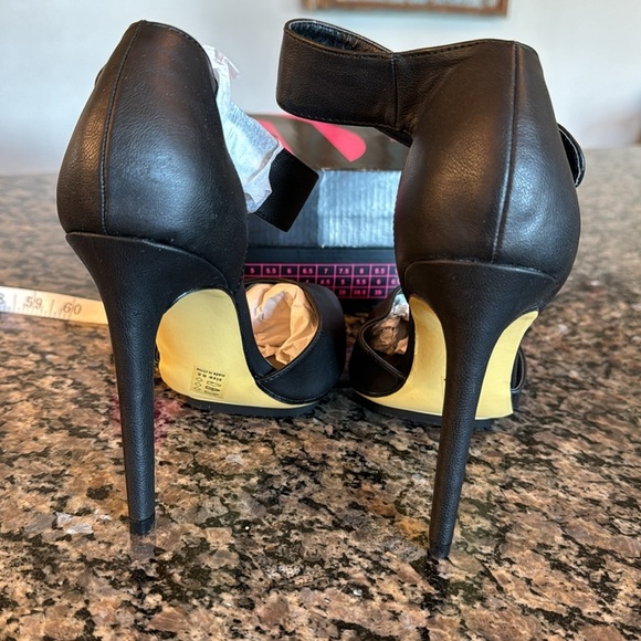 Michael Antonio Lillie’s black strap heel NIB 8.5 - Picture 6 of 11
